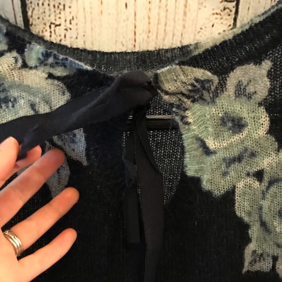 LC Lauren Conrad XS Navy/Light Blue Floral Sweater - Picture 4 of 4